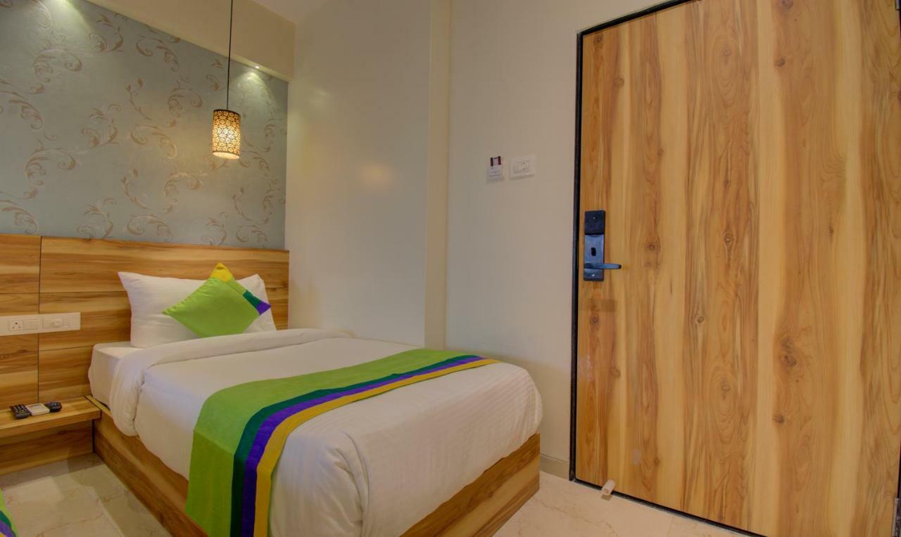 סוראט Hotel Amisha International מראה חיצוני תמונה