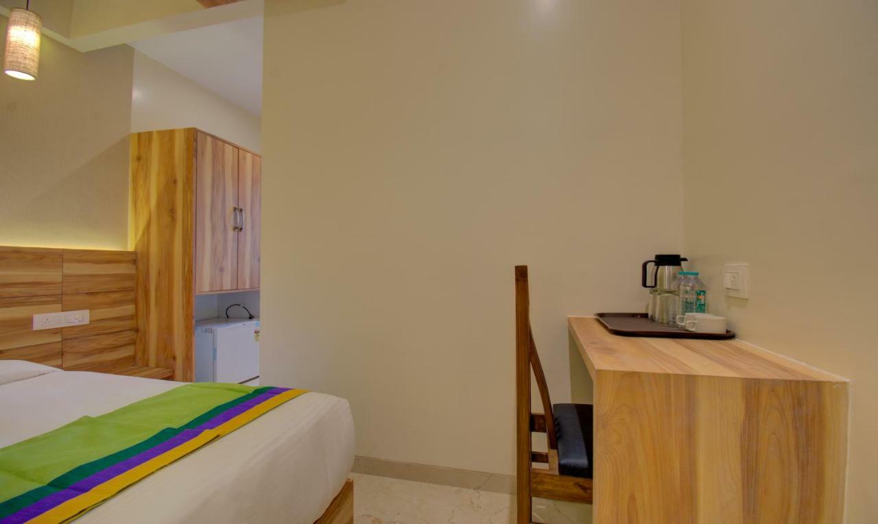 סוראט Hotel Amisha International מראה חיצוני תמונה
