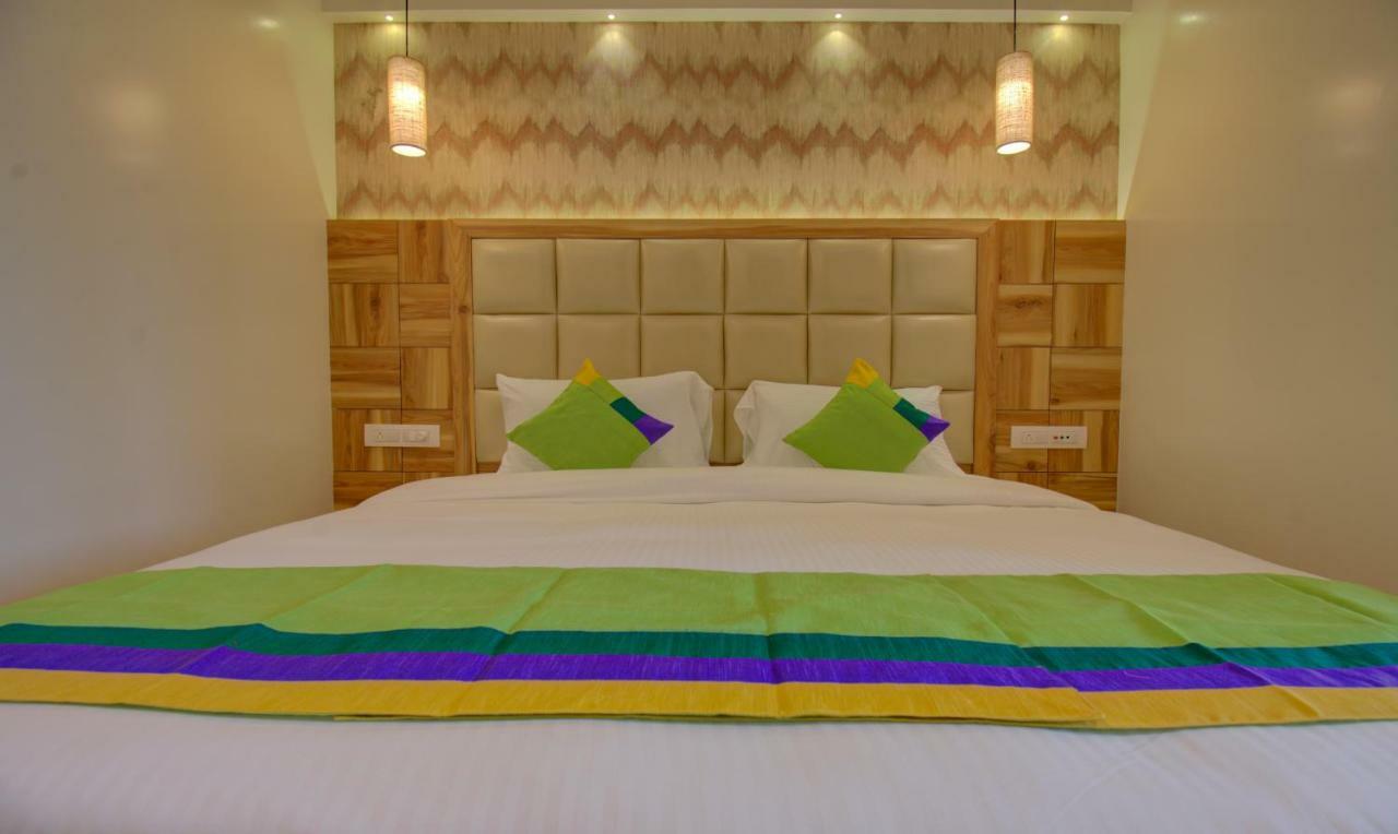 סוראט Hotel Amisha International מראה חיצוני תמונה