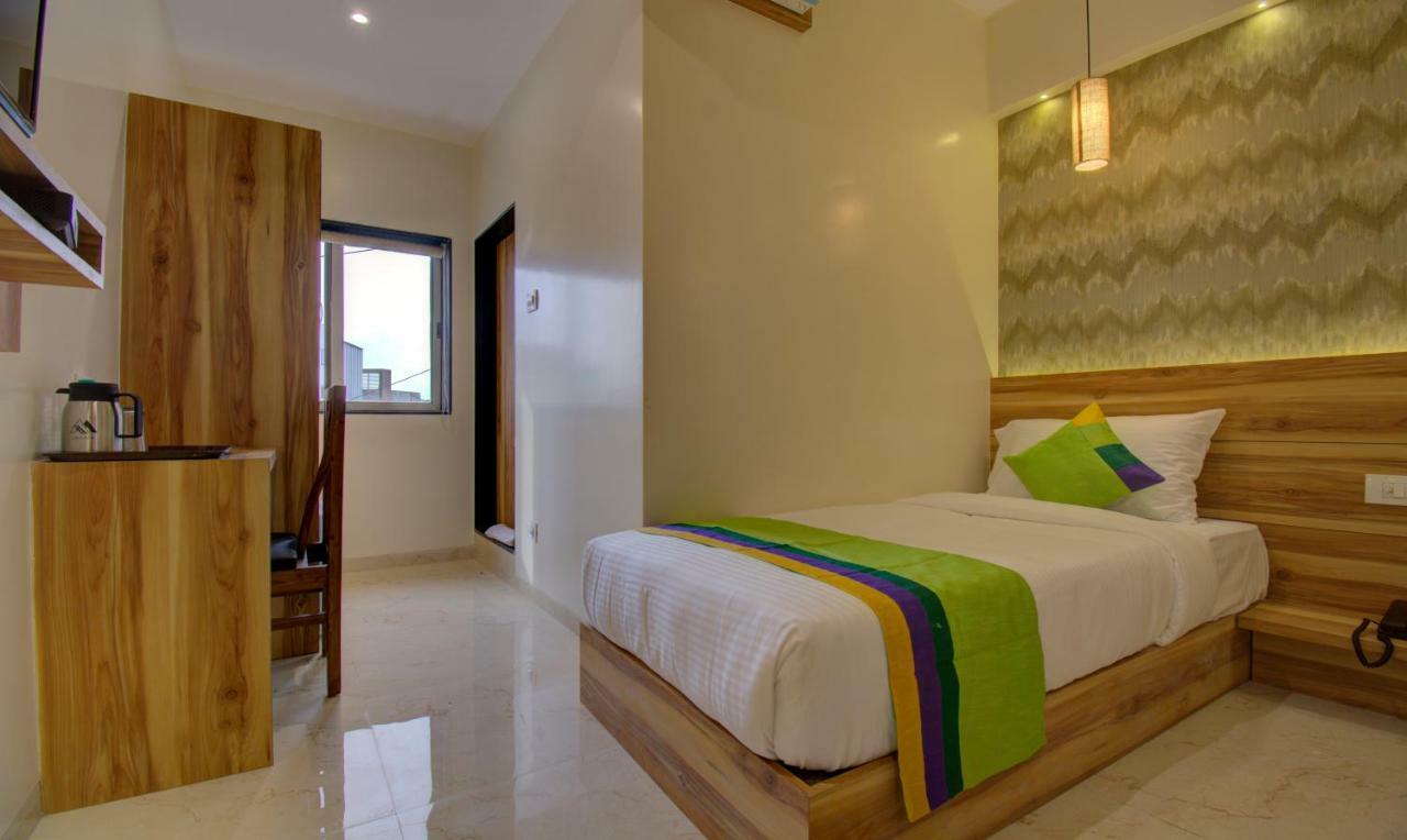 סוראט Hotel Amisha International מראה חיצוני תמונה